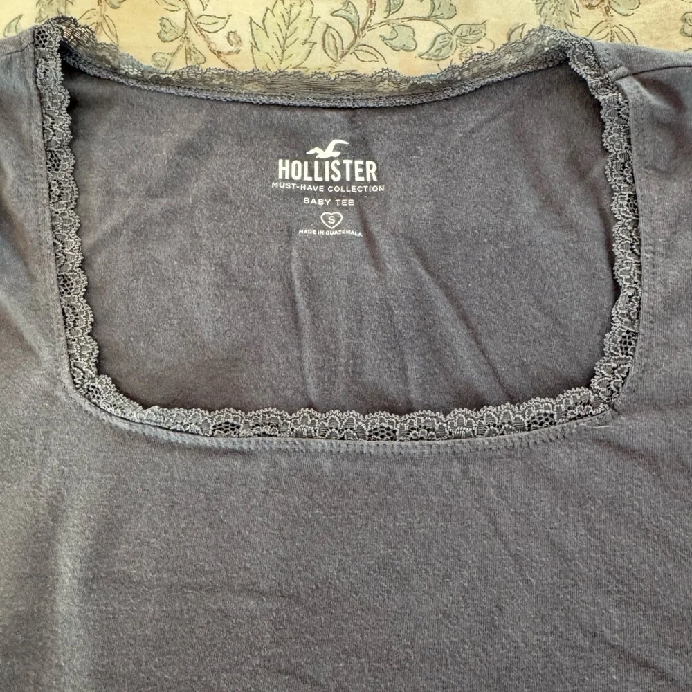 Hollister Women's Greyish-Purple lace detail baby tee - Picture 3 of 4
